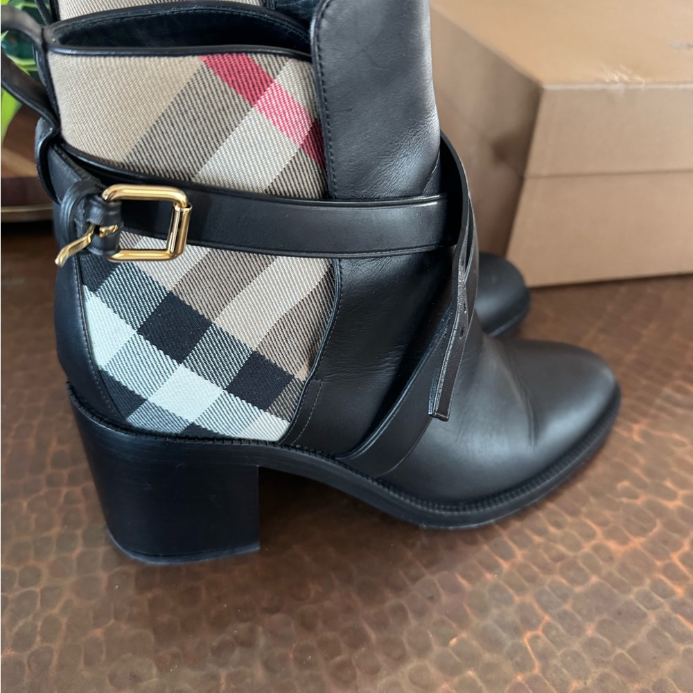 Burberry Black and Beige Plaid Heeled Boots Pyle boots